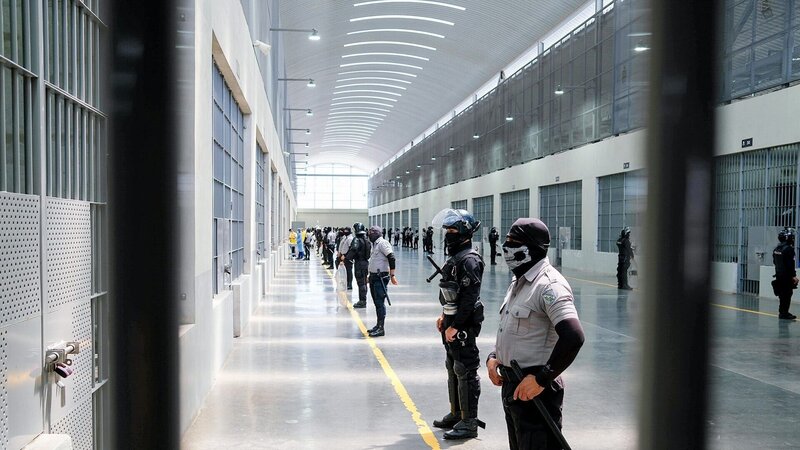 Das berüchtigte CECOT-Hochsicherheitsgefängnis in El Salvador: US-Präsident Trump lässt illegale Migranten und mutmaßliche Bandenmitglieder aus Lateinamerika hierhin abschieben. – Bild: ORF/​Arte