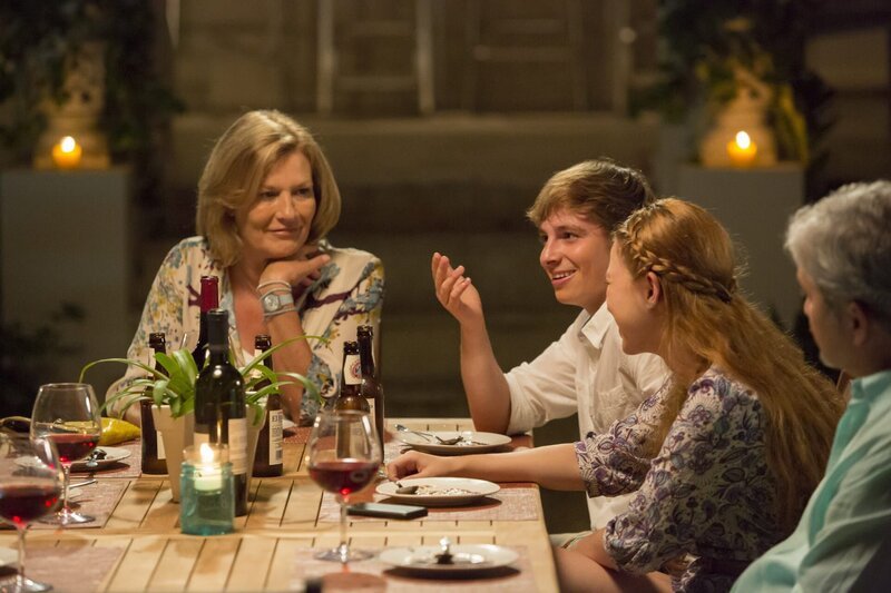 Henriette hat zum Grillabend eingeladen und muss feststellen, dass sich ihr Sohn Nils in Lucy, die Tochter ihres Kollegen Peter, verliebt hat (v.l.n.r. Suzanne von Borsody, Matti Schmidt-Schaller, Taisha Roman, Brian Tester). – Bild: ZDF/​Kenneth Rexach