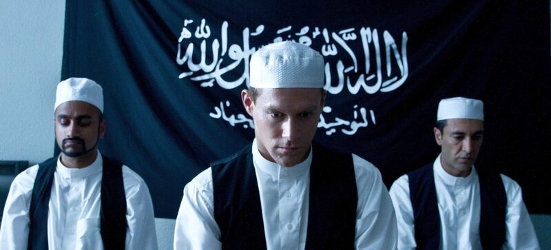 ARD/​NDR TATORT: DER WEG INS PARADIES, am Freitag (24.05.13) um 22:00 Uhr im ERSTEN. Akbar (Murali Perumal), Christian Marschall (Ken Duken) und Cenk Batu (Mehmet Kurtulus): Gebet vor dem Anschlag. – Bild: NDR/​Hannes Hubach