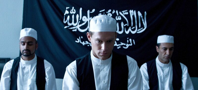 ARD/​NDR TATORT: DER WEG INS PARADIES, am Freitag (24.05.13) um 22:00 Uhr im ERSTEN. Akbar (Murali Perumal), Christian Marschall (Ken Duken) und Cenk Batu (Mehmet Kurtulus): Gebet vor dem Anschlag. – Bild: NDR/​Hannes Hubach