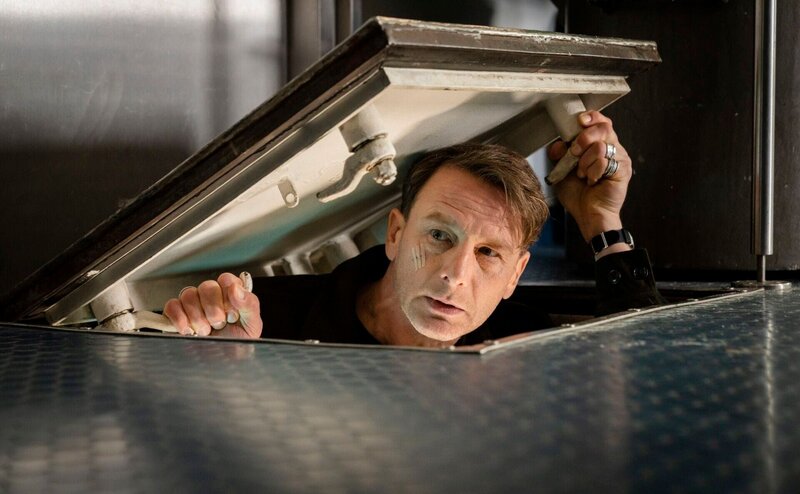 Tjark (Hendrik Duryn) versteckt sich vor Maxim auf der Fähre. – Bild: RTL /​ Stephan Rabold