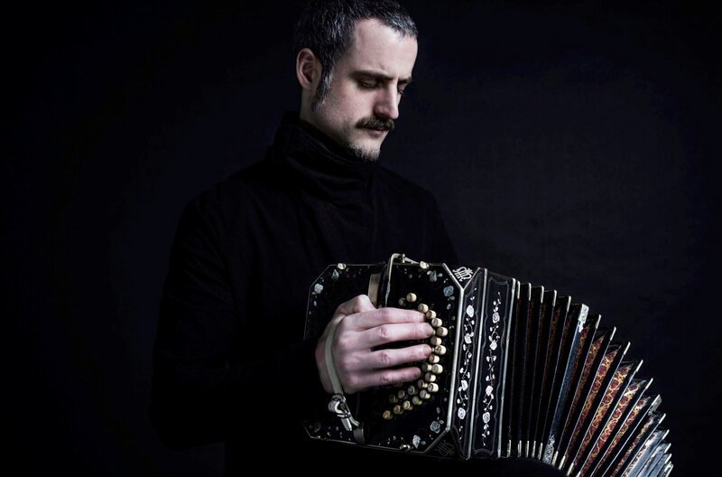 Omar Massa mit Bandoneon – Bild: MDR/Camila Berrio Omar Massa mit Bandoneon – Bild: MDR/Camila Berrio