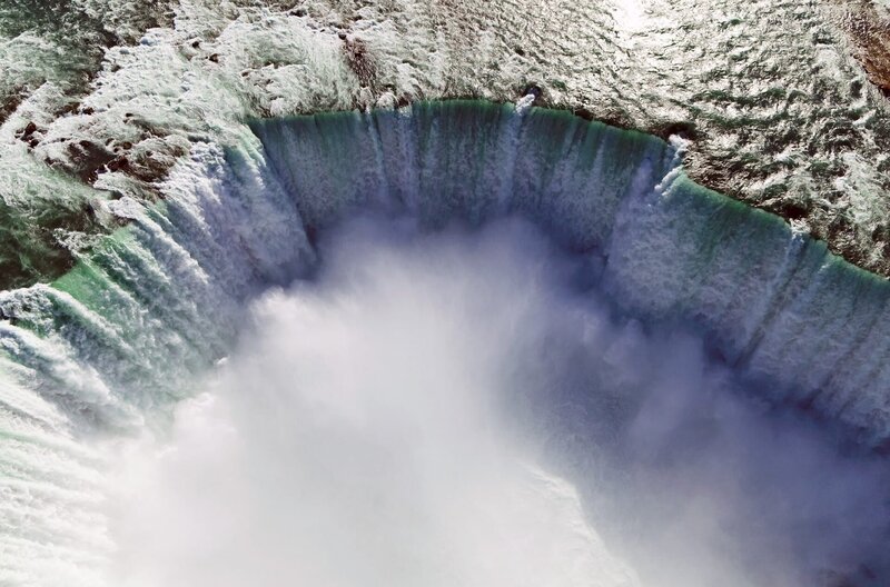 Die Niagarafälle an der Grenze des US-Bundesstaates New York und der kanadischen Provinz Ontario. – Bild: DroneBoy