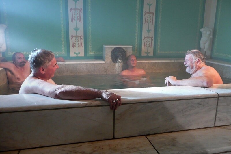 Eine der beliebtesten Freizeitbeschäftigungen der Römer: Ein Besuch in der Therme. – Bild: SWR/​SWR/​Tilman Büttner