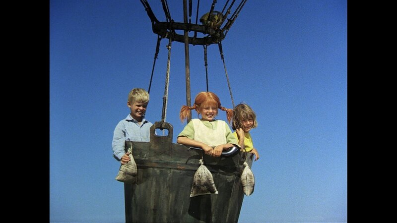 Tommy (Pär Sundberg, l.), Pippi (Inger Nilsson, M.) und Annika (Maria Persson, r.) sind mit dem Verlauf der Ballonfahrt recht zufrieden. – Bild: ZDF