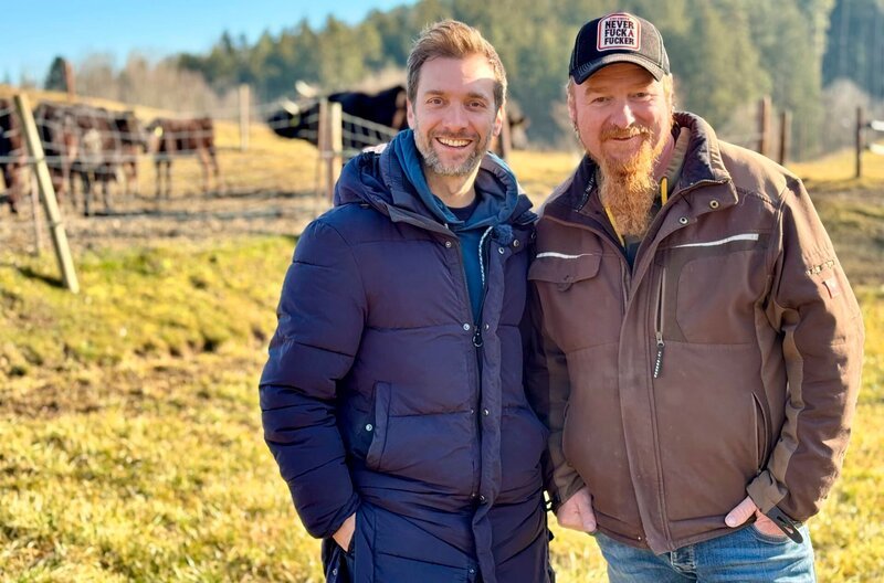 Rib-Eye, Rumpsteak oder sogar das Filet vom Wagyu ist bei Fleischliebhabern besonders beliebt und teuer! Doch was ist dran am Premium-Fleisch? Das erfährt Daniel Aßmann bei Deutschlands „Fleischpapst“ Lucki Maurer aufs Europas erste Bio-Wagyu-Farm im niederbayrischen Rattenberg. – Bild: WDR/​Paul Bogdanski/​Bavaria Entertainment GmbH