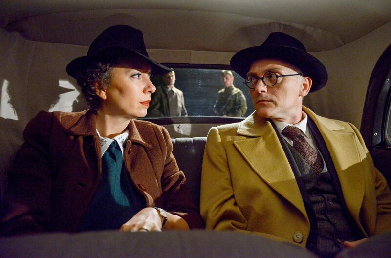 Margarethe Ottillinger (Ursula Strauss), Minister Peter Krauland (Markus Schleinzer). – Bild: phoenix/​ORF/​Epo Film/​Hubert Mican