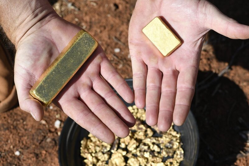 Dirt Dogs: Vern Strange, Leon Marsh, Jake Larsen, Marko Smith (wife Donna, son Jackson), Jacob Bjerregaard Thau & Goldzilla – Aussie Gold Hunters 2 – Photograph by David Dare Parker – Bild: Electric Pictures Pty Ltd