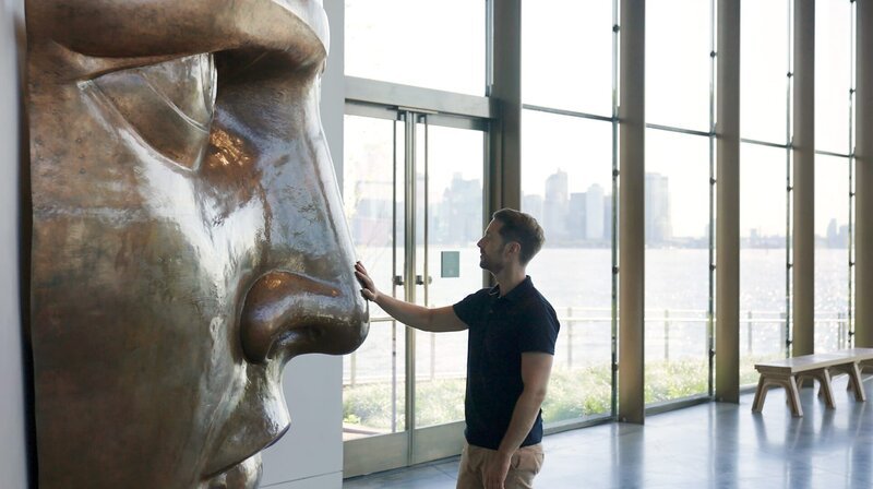 Im Angesicht mit der amerikanischen Freiheitsstatue: Mirko Drotschmann im Museum auf Liberty Island. – Bild: phoenix/​ZDF/​Torbjörn Karvang