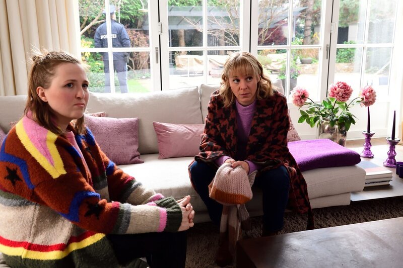 Natascha Zeller (Jana Julia Roth, l.) schwärmt vor Angelika Flierl (Bernadette Heerwagen, r.) von Dr. Schön, doch nach den schlechten Erfahrungen der Kommissare mit Schön ist Flierl skeptisch. – Bild: ZDF und Jürgen Olczyk