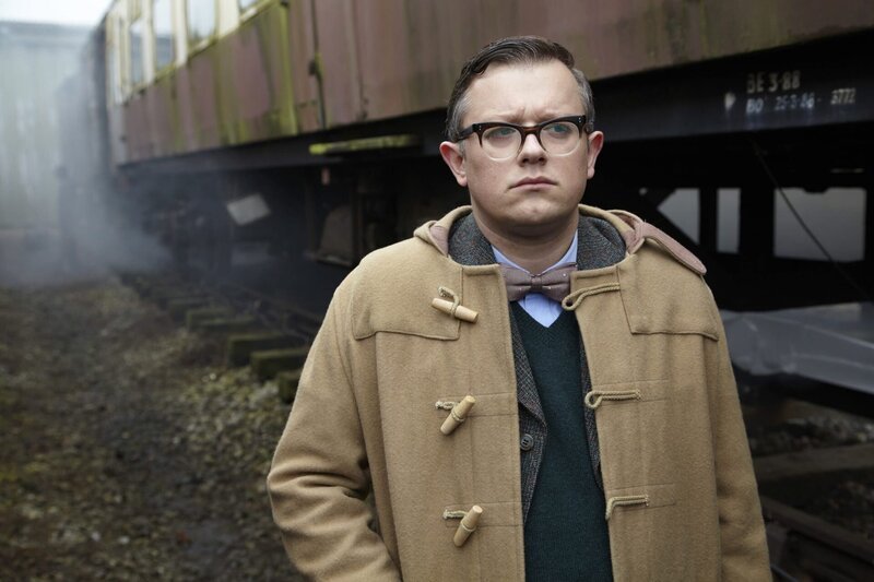 Dr. Max DeBryn (James Bradshaw) hat am Tatort die Leiche von Hausfrau Evelyn Balfour untersucht. – Bild: ZDF/​Patrick Redmond