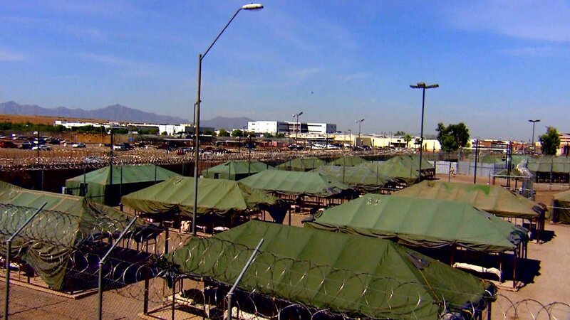 Das „Tent City Jail“ in Phoenix, Arizona: In den Zelten steigen die Temperaturen auf über als 60 Grad Celsius. – Bild: ZDF