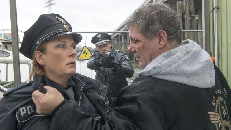 Mitschke (Claude-Oliver Rudolph, r.) ist außer sich, weil Claudia (Janette Rauch, l.) und Mattes (Matthias Schloo, M.) ihn nicht zu seiner Tochter lassen wollen. – Bild: ZDF