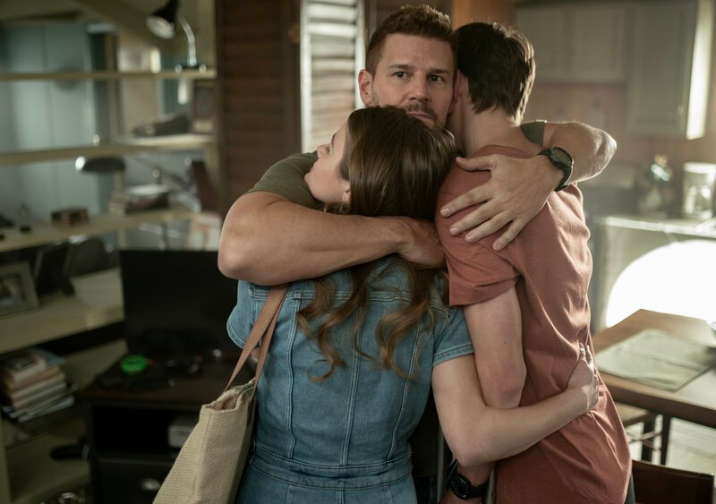 L-R: Kerri Medders as Emma, David Boreanaz as Jason Hayes and Gavin White as Mikey in SEAL Team – Bild: Michael Moriatis/​Paramount+