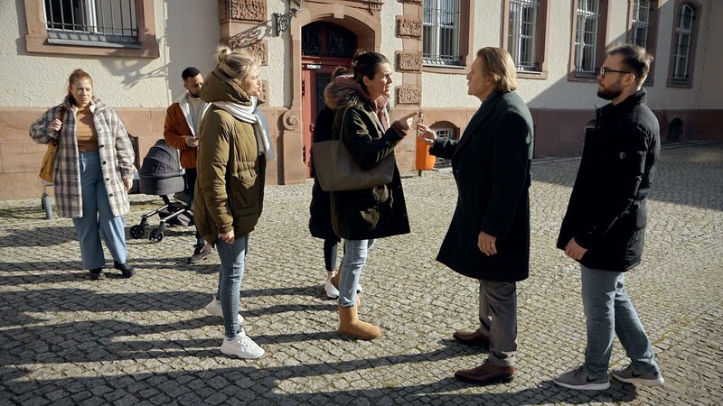 Sarah Grüner (l.): Ben Handke (2.v.l.); Ingo Lenßen (5.v.l.) – Bild: SAT.1