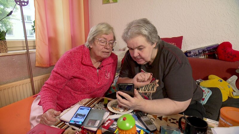 Elke und Dagmar sich in Gelsenkirchen über barrierefreies Wohnen austauschen. – Bild: RTLZWEI, Madame Zheng Production