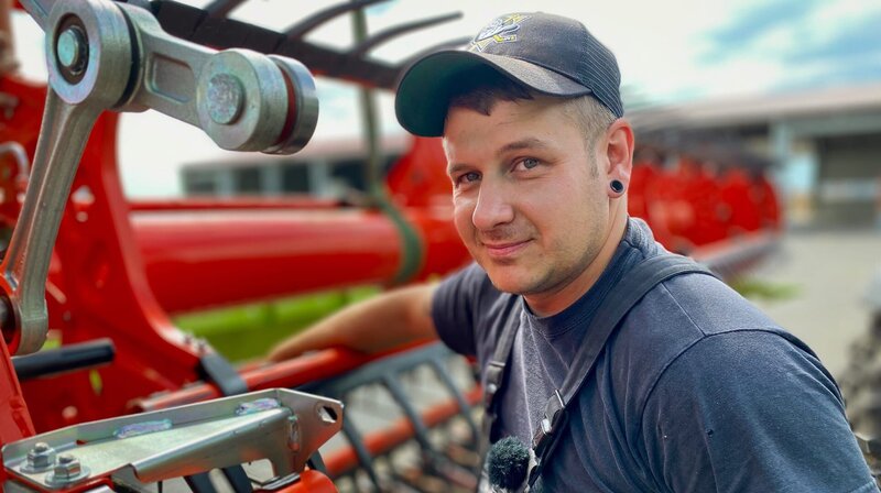 Robby Teschke ist eine Art Werner in jung. „Wenn man morgens mit Schmetterlingen im Bauch zur Arbeit fährt, dann hat man seinen Traumjob. Und ich hab’ ihn!“, sagt Robby. – Bild: NDR/​Anke Riedel