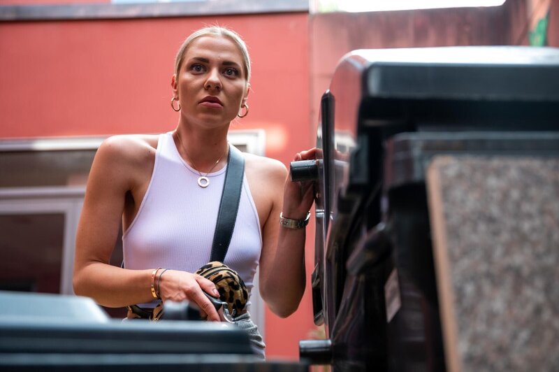 Sunny (Valentina Pahde) wird Zeugin eines Mordes. – Bild: RTL /​ Sebastian Geyer