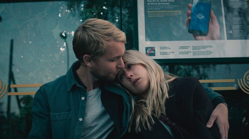 Ola (Björn Gustafsson) tröstet Hilma (Alba August), die an ihrer Situation verzweifelt. – Bild: NDR/​KRO-NCRV