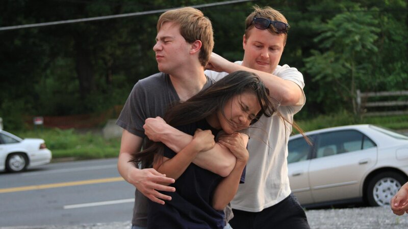 Ward fighting with Maria in a parking lot. – Bild: Discovery Communications