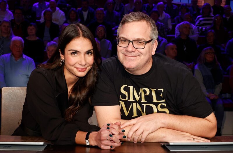 Rateteam-Kapitän Elton (r.) und die Moderatorin Lea Wagner (l.) bilden ein Rateteam. – Bild: ARD/​Morris Mac Matzen