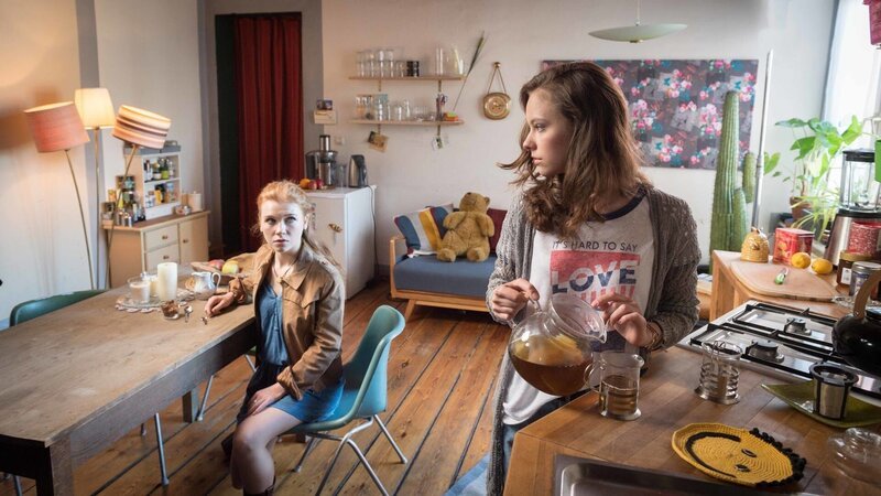 Kim (Barbara Prakopenka, r.) und Bella (Franziska Brandmeier, l.) kellnern zusammen in „Totenmanns Kiste“. Sie kannten Jean, seine Geschichten und Flirtversuche. Haben sie eine Erklärung, was in der Nacht am Hafen passiert ist? Wollte jemand Jean als Killer engagieren? Schließlich hat Jean immer getönt, er wäre ein Mann für jeden Job … – Bild: ZDF