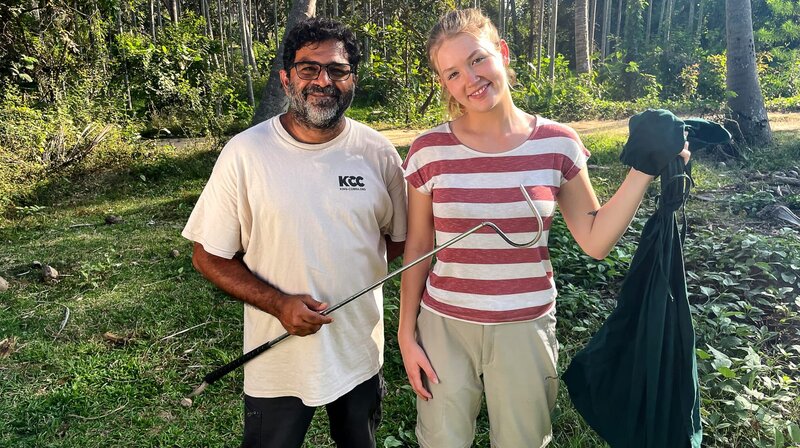 Nina und Gerry lassen eine gerettete Brillenschlange wieder frei. – Bild: BR/​Text und Bild Medienproduktion GmbH & Co. KG/​Marcella Müller