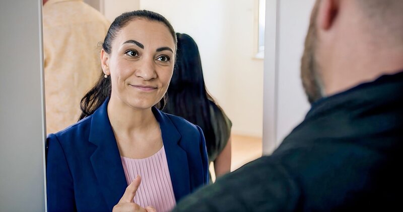 Maklerin Fr. Öztunali (Alev Irmak) unterhält sich mit Pfarrer Reiser (Stephan Zinner). – Bild: ORF/​BR/​maze pictures GmbH
