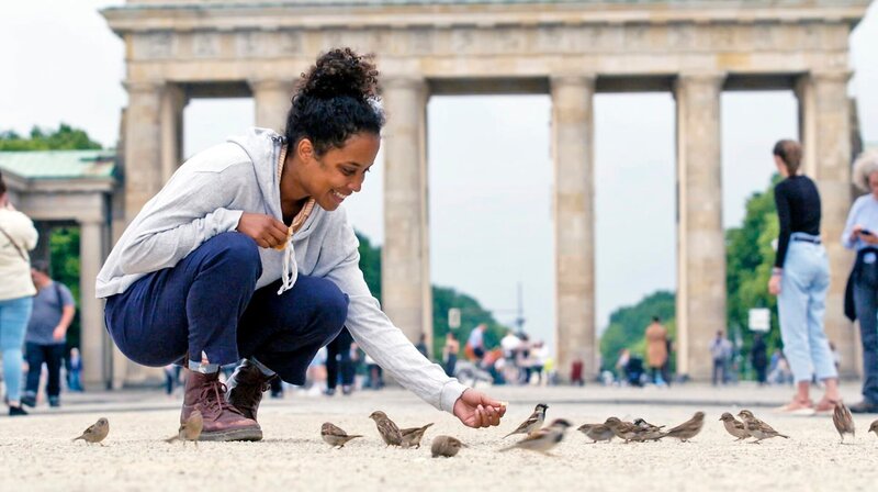 In keiner deutschen Stadt gibt es noch so viele Spatzen wie in Berlin, deswegen hat Pia sich hier auf die Suche nach den frechen Vögeln gemacht. – Bild: BR/​Text und Bild Medienproduktion GmbH & Co.KG/​Christiane Streckfuß