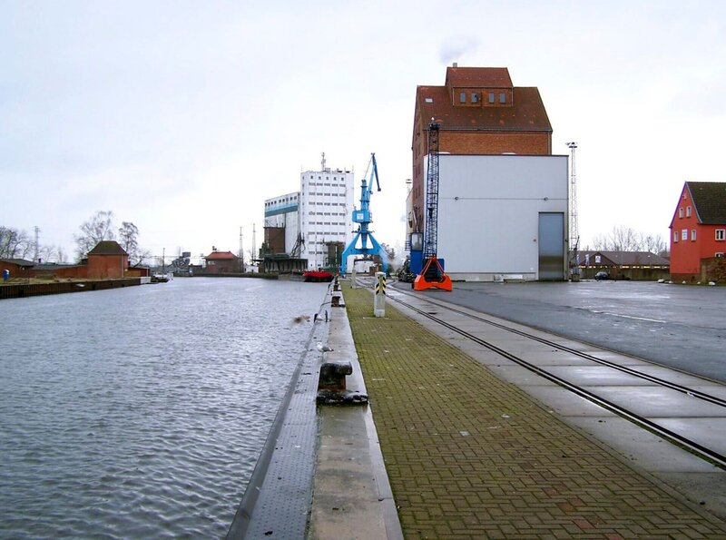 SWR Fernsehen EISENBAHN-ROMANTIK, „Toskana des Nordens – Bahnen zwischen Uckermark und Stettiner Haff“, am Mittwoch (29.01.14) um 14:15 Uhr. Anklamer Hafen mit Gleisanschluss. – Bild: SWR/​Grit Merten
