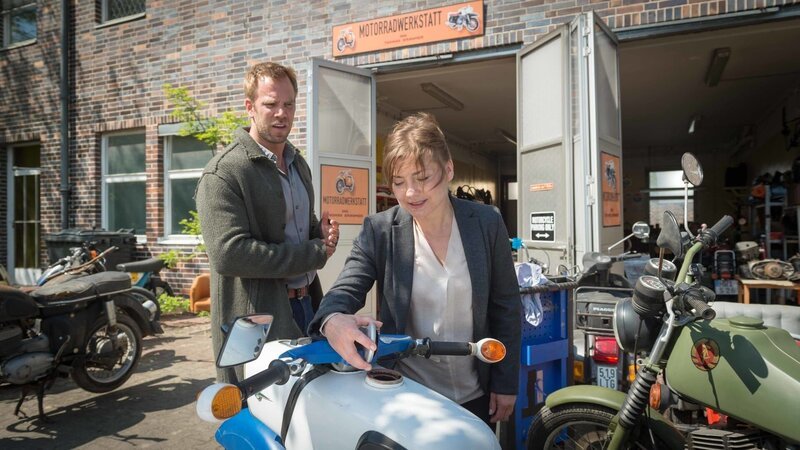 Kommissarin Katrin Börensen (Claudia Schmutzler) hatte in ihrer Jugend einen Freund mit dem gleichen Motorrad, wie es Thomas Brähmer hat. Deshalb fällt ihr etwas Verdächtiges an dessen Maschine auf. Führen Katrins Motorradkenntnisse auf die Spur des Mörders? – Bild: ZDF
