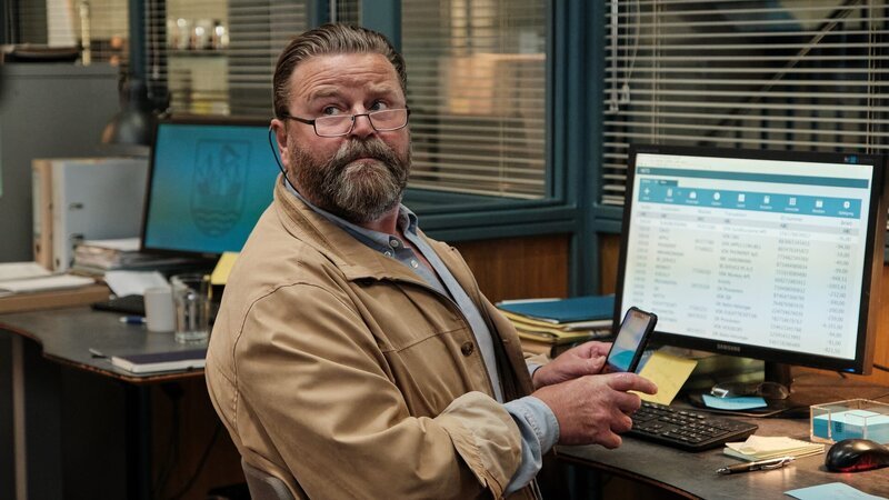 Polizist Svend (Peter Gantzler) liefert mit seiner Recherche wichtige Erkenntnisse. – Bild: ZDF