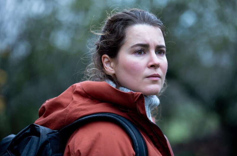 Die Journalistin Lena erkennt nicht, dass sie in Gefahr ist. – Bild: ARD Degeto/​Warner Bros./​Særún Hrafnkelsdottir Noren