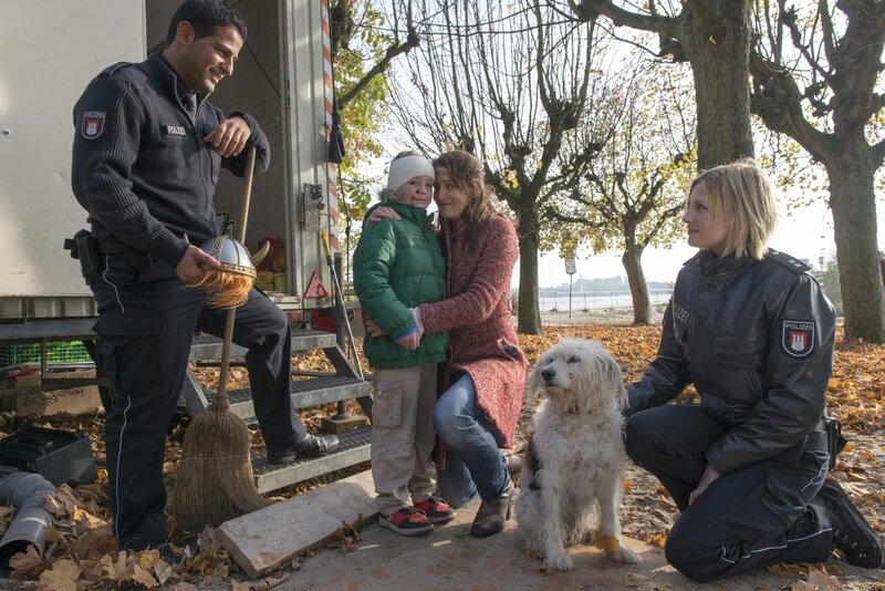 Miriam Haller (Ursula Doll, 2.v.r.) ist glücklich, dass sie mit Hilfe von Melanie (Sanna Englund, r.) und Tarik (Serhat Cokgezen, l.) ihren Sohn Jasper (Tobias Garmsen, 2.v.l.) wiedergefunden hat. – Bild: ZDF und Boris Laewen