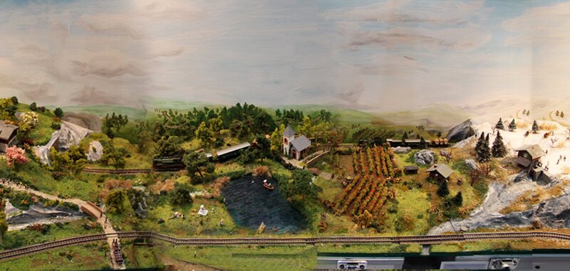 Kofferanlagen von Birgit Foken-Brock. Sie hat je eine Jahreszeit in einem Koffer und diese für die Ausstellung miteinander verbunden. – Bild: SWR/​Wolfgang Drichelt