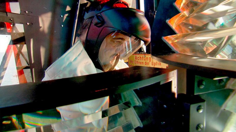 Damit Leuchttürme Tag und Nacht vom Wasser aus erkennbar sind, wird ihr Leuchtmittel regelmäßig ausgetauscht. – Bild: NDR/​dmfilm