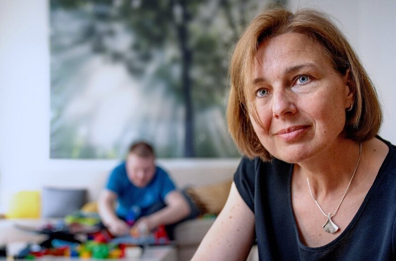 20 Jahre hat die alleinerziehende Katja ihren schwerbehinderten Sohn Aron umsorgt. Jetzt zieht er in eine WG für Autisten. Die Tochter verlässt für ihre Ausbildung ebenfalls das Haus. Was wird Katja mit der neuen Freiheit anfangen? – Bild: SWR/AV Medien 20 Jahre hat die alleinerziehende Katja ihren schwerbehinderten Sohn Aron umsorgt. Jetzt zieht er in eine WG für Autisten. Die Tochter verlässt für ihre Ausbildung ebenfalls das Haus. Was wird Katja mit der neuen Freiheit anfangen? – Bild: SWR/AV Medien