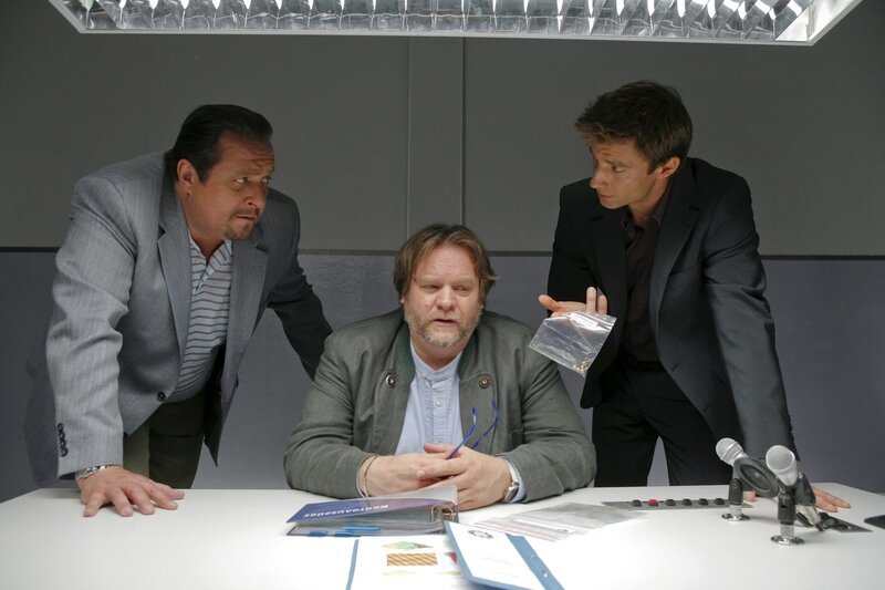 Die Kommissare Hansen (Igor Jeftic, r.) und Prantl (Andreas Giebel, l.) nehmen den Verdächtigen Holger Schubert (Andreas Vitus Geiss, M.) in die Zange. – Bild: ZDF und ZDF/​Bavaria Film/​Christian A. Ri