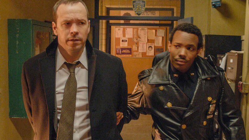 Ausgerechnet Detective Danny Reagan (Donnie Wahlberg, l.) soll Kokain besitzen? Officer Ritter (Smith Wallace, r.) ist davon fest überzeugt und nimmt ihn fest … – Bild: CBS Broadcasting Inc.