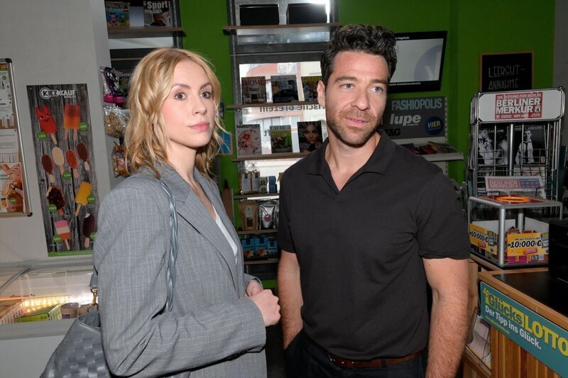 Zoe (Lara Dandelion Seibert) scheint Carlos (Patrick Fernandez) fest an ihrer Seite zu haben. – Bild: RTL /​ Rolf Baumgartner /​ Gemeinsam sind wir stark