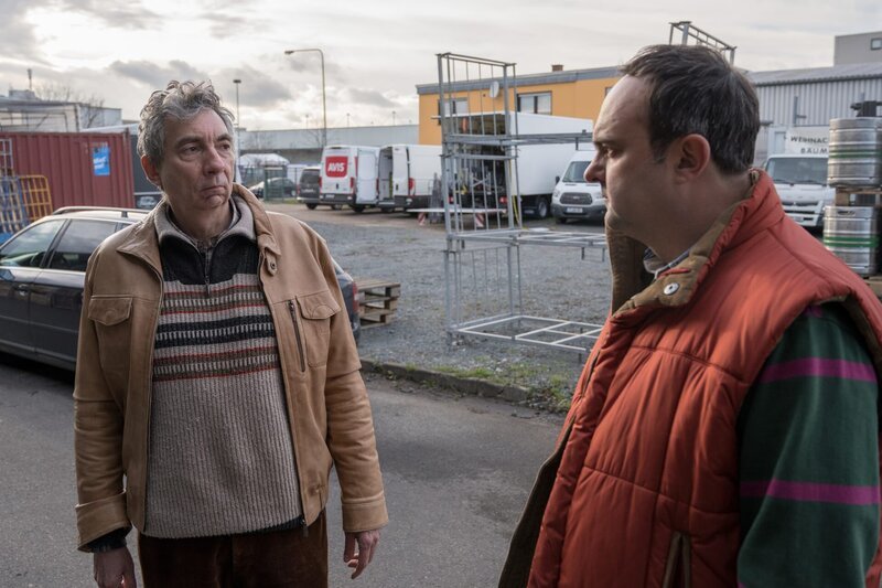 Peter Stollner (Michael Benthin, l.) spricht Fred Ehrental (Tom Keune, r.) sein Beileid zum Tod seiner Lebensgefährtin aus. – Bild: ZDF