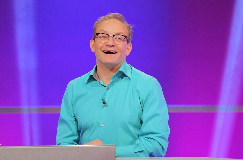 Ach so! Normalerweise bringt ja Komiker Wigald Boning die Menschen zum Lachen, nun kann er selbst nicht an sich halten. Zu skuril erscheint manch Antworten beim Wissensquiz „Meister des Alltags“ – und ist doch wahr. – Bild: SWR/​Peter A. Schmidt
