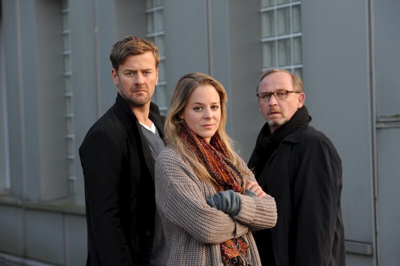 From left to right :Harald Neuhauser (Marcus Mittermeier), Angelika Flierl (Bernadette Heerwagen), Josef Schaller (Alexander Held). – Bild: Jürgen Olczyk