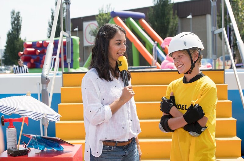 Muschda mit Joel, der sich durch einen actionreichen Parcours kämpfen muss. – Bild: SWR/​Alexander Kluge