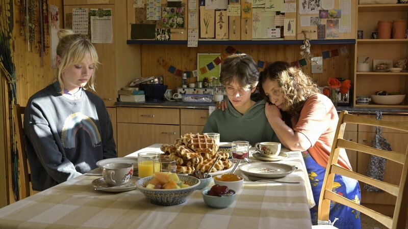 Die Kinder der vermissten Oda Jahnke, Mimi Jahnke (Berit Vander, l.) und Julian Jahnke (Manuel Santos Gelke, M.) ziehen vorübergehend zu einer Freundin von Oda Sabine Ritter (Teresa Harder, r). Sie kümmert sich um die beiden Kinder. – Bild: ZDF
