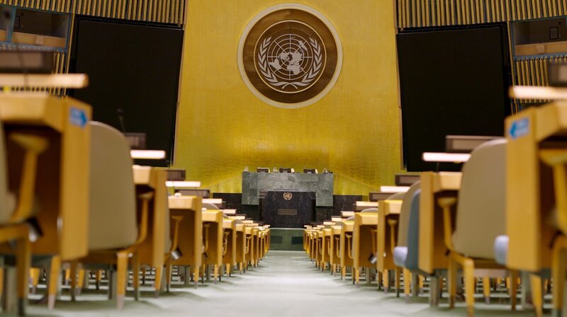Saal der UN-Generalversammlung, in der 193 Staaten der Welt mit gleichen Rechten vertreten sind, und die sich für den Frieden der Welt einsetzen sollen. – Bild: phoenix/​ZDF/​Torbjörn Karvang