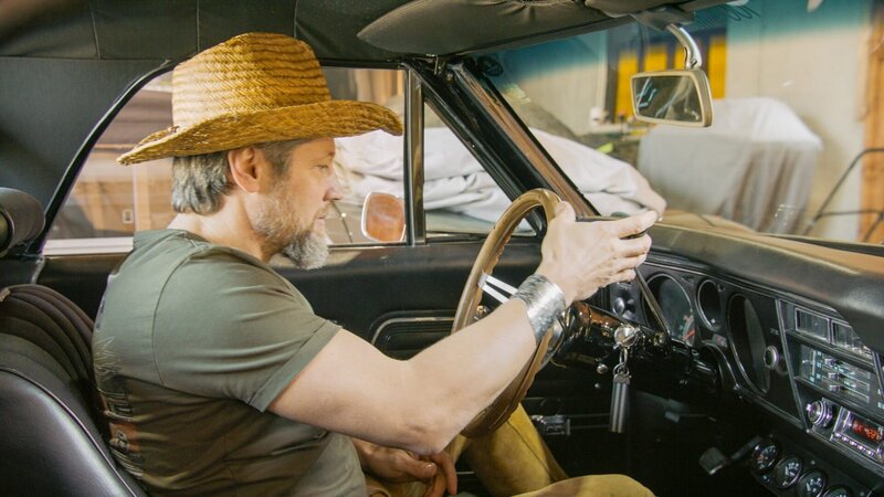 Herry in seinem El Camino (amerikanischer Oldtimer). – Bild: ORF/​Feuer&Flamme Film