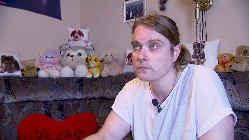 In Hamburg-Barmbek bereitet sich Jessica (39) auf den letzten Gerichtstermin mit dem Jugendamt vor. Es wird endgültig über die Zukunft ihres Sohnes entschieden. Olaf (54) darf aufgrund seiner nicht anerkannten Vaterschaft nicht am Verfahren teilnehmen. Das bedeutet: Jessica muss nun alleine entscheiden, ob sie ihren Sohn auch wirklich zur Adoption freigibt. – Bild: RTLZWEI, Madame Zheng Production