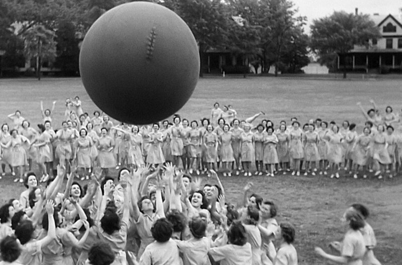 In Leningrad tötet der Krieg – während er in den USA zunächst die Wirtschaft belebt und Millionen von Amerikanern ernährt. – Bild: Agat Films et Cie