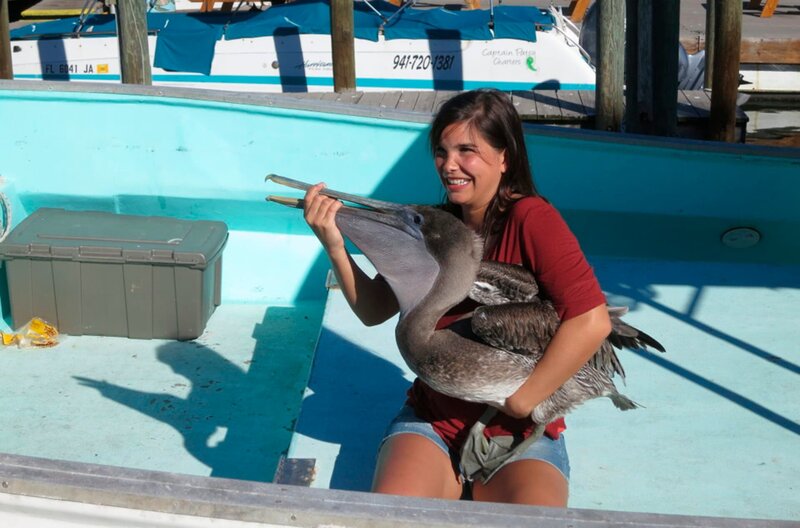Anna hat einen wilden Pelikan in die Hände gedrückt bekommen und darf ihn wieder in die Freiheit entlassen. Weiteres Bildmaterial finden Sie unter www.br-foto.de. – Bild: BR/​Text und Bild Medienproduktion GmbH & Co. KG